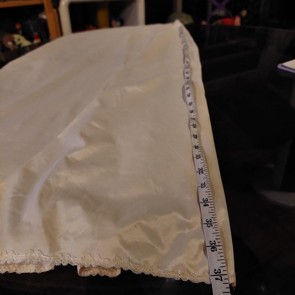 Vintage floor length ivory slip with rosette detail and slit on the center - Picture 7 of 7